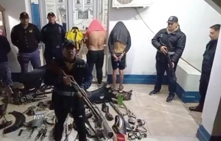 Detuvieron a cuatro personas e incautaron partes de motos robadas.