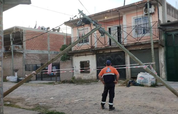 El camión arrastró cables de luz, internet y televisión.