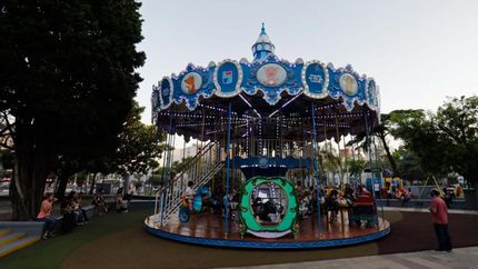 Niñas y niños ya disfrutan de la nueva isla de juegos.