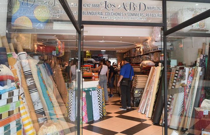 El local se dedica a la venta de telas, manteles, colchones y sommiers.