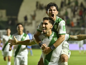 Lisandro Piñero festeja junto a Mauro Méndez el triunfo de Banfield.