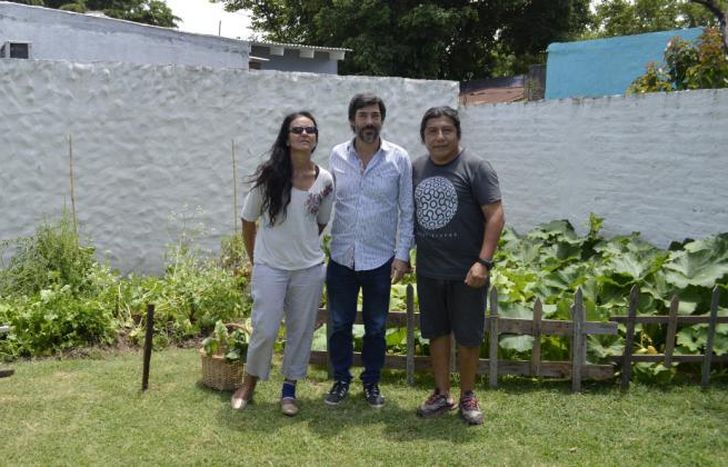 Oscar y Patricia crearon una huerta en su casa de Temperley.