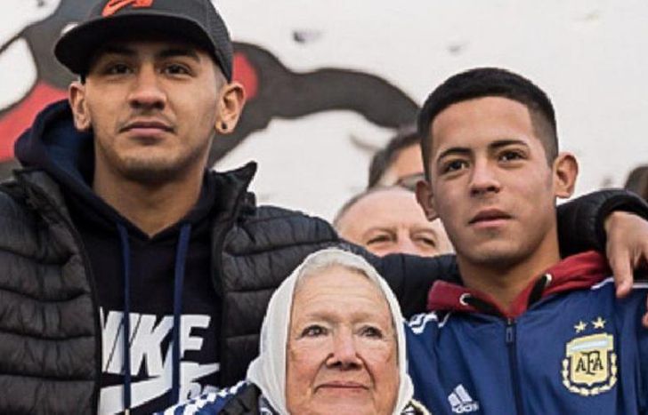 Los jóvenes, junto a Nora Cortiñas.