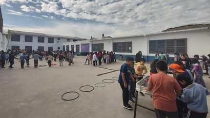 Para Daniella y Santiago, su trabajo va mucho más allá de enseñar contenidos curriculares.