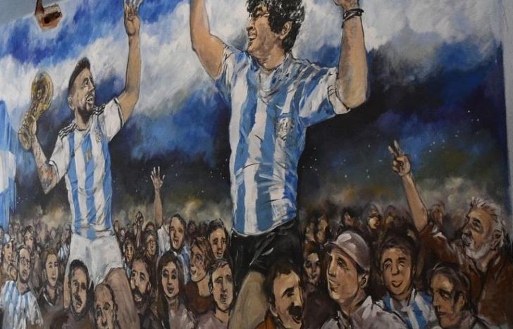 Messi, Maradona y los hinchas festejando.