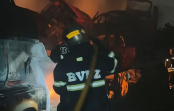 Los Bomberos de Lomas de Zamora trabajaron para apagar el incendio.