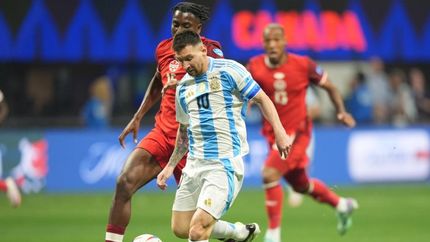 Messi encabeza un ataque.