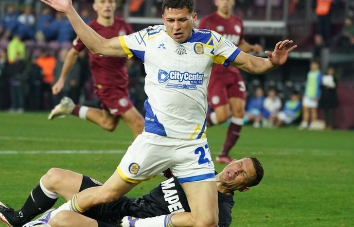 El momento del choque entre Duarte y Losada para el posterior penal a favor de Rosario Central.