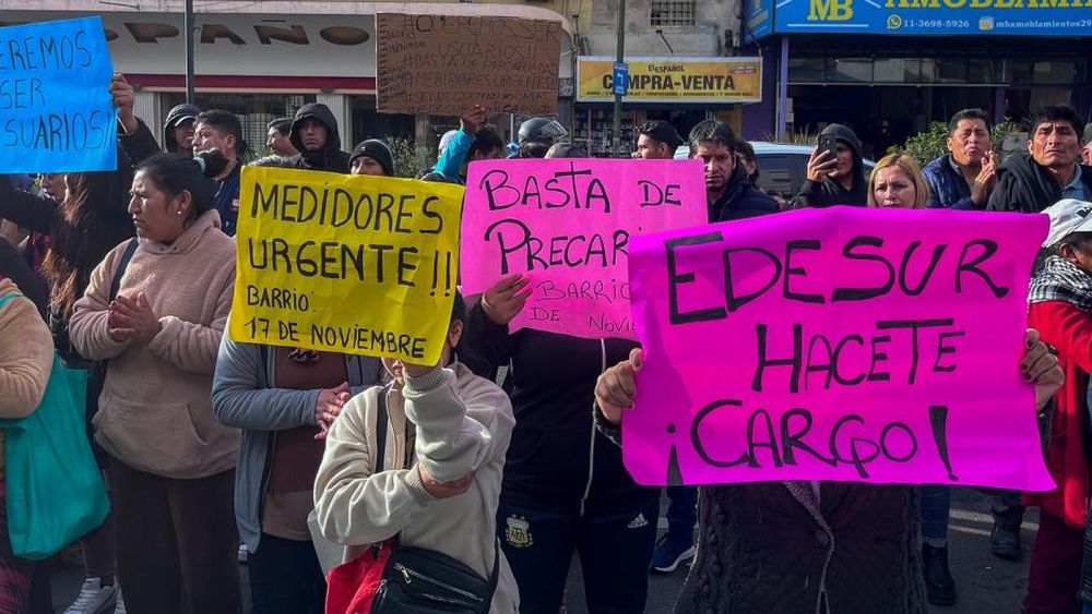 Los vecinos fueron a reclamar a la sede de la empresa.