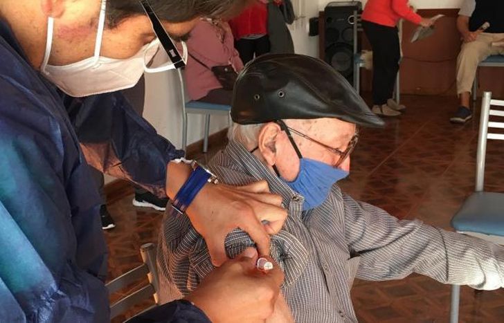 Vacunación en el centro de jubilados Nuevo Amanecer.