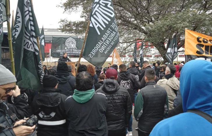 La protesta convocó a cientos de personas.