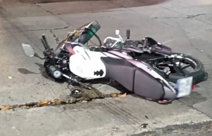La moto involucrada en el choque.