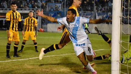 Emanuel Ibáñez celebra su gol en el triunfo de Temperley Emanuel Ibáñez celebra su gol en el triunfo de Temperley