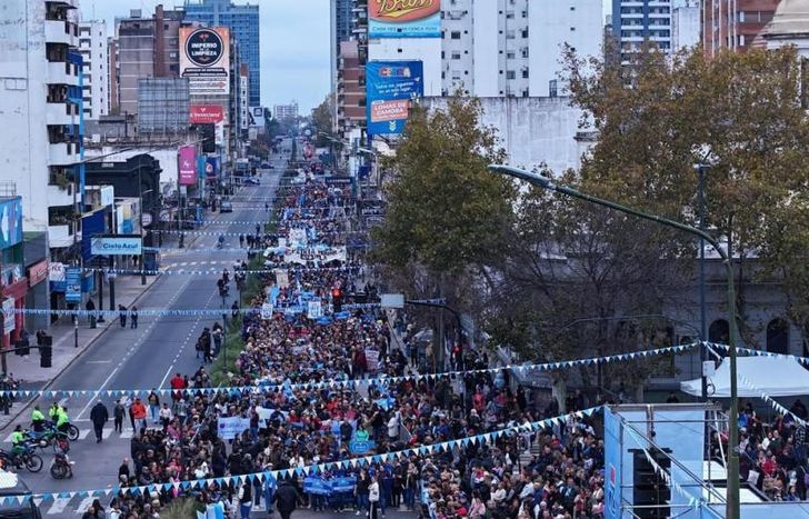 Desfilaron instituciones por la avenida Hipólito Yrigoyen.