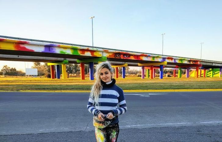 La artista que cambió el puente de la ruta 6.