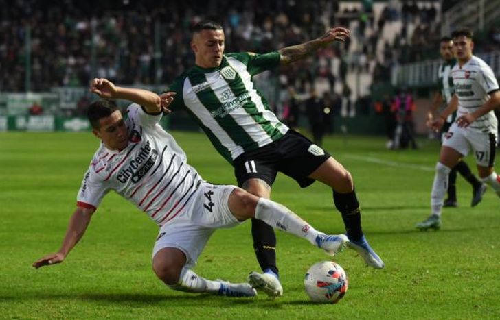 Urzi pierde el equilibrio ante González.