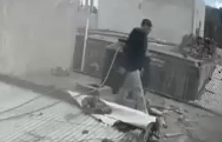 El hombre quedó filmado cuando entraba a la vivienda por los techos.