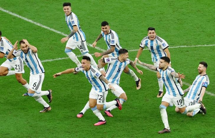 Así salieron corriendo tras el gol de Montiel.