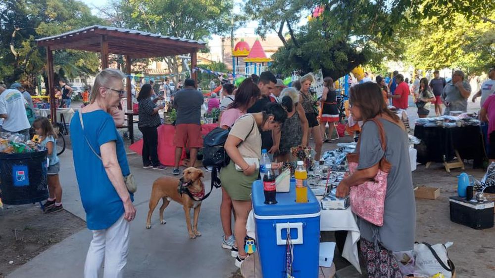 Una gran cantidad de vecinos se acercan a las ferias de Temperley Tiene Memoria.