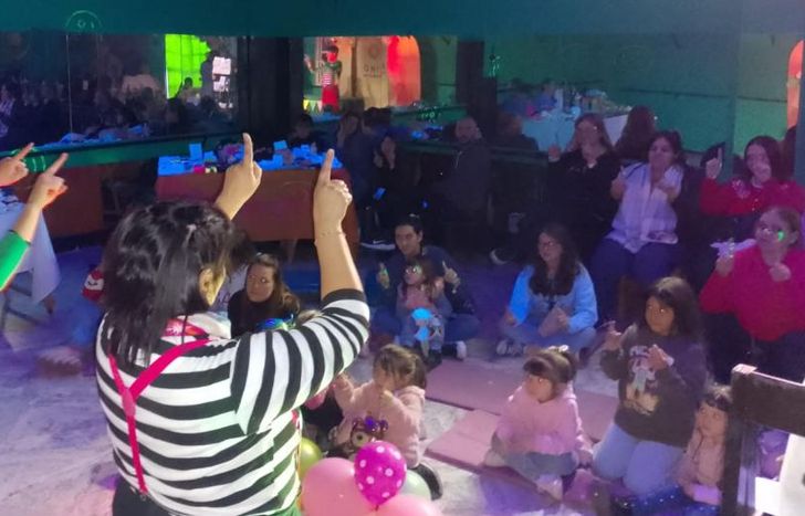 Una show de títeres, con narración oral y juegos.