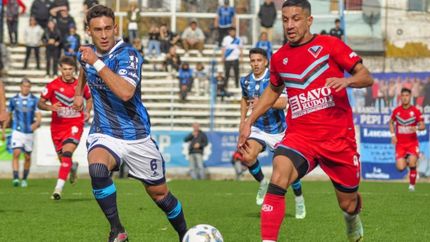 Matías Nouet se le escapa a Lamosa.