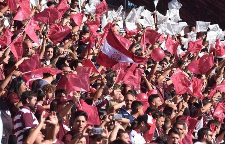 Los hinchas de Lanús en su lugar de encuentro.