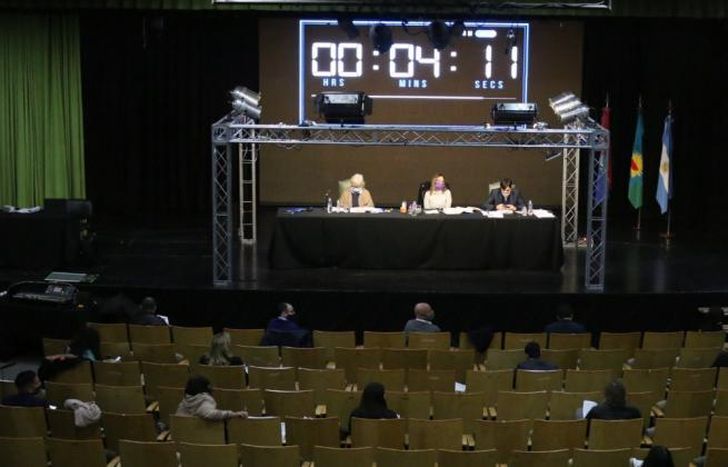 Otra sesión en el Teatro del Municipio.