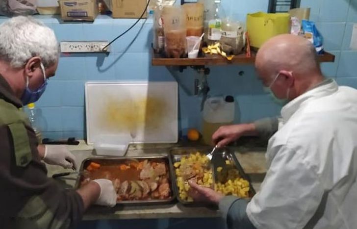 Personal de Defensa Civil trabajando en la cocina de Mi Refugio.