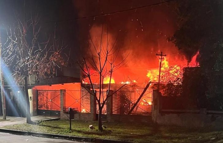 El fuego destruyó la propiedad ubicada sobre la calle Riobamba.