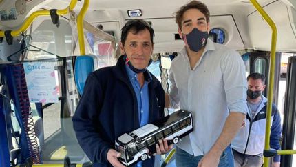 se jubilo tras 27 anos en la linea 549 y sus companeros lo homenajearon