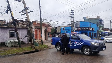 Así quedaron el transformador y los postes.