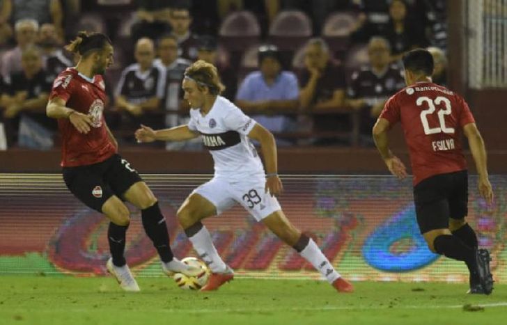 De La Vega: Necesitamos mucho este triunfo  El juvenil mediocampista de Lanús Pedro De La Vega terminó muy contento con el triunfo del lunes ante Independiente y remarcó que fue muy importante para acentuar la recuperación del equipo en el torneo. Es algo que necesitábamos mucho, señaló. En esa línea, el chico de Olavarría recalcó que el Granate jugó un buen partido ante Rojo, que llegaba en alza y como candidato a ganar. Manejamos bien la pelota y creo que fuimos un justo ganador, resaltó el juvenil, que ingresó en el segundo tiempo y asistió a Gastón Lodico en el único gol de la noche en La Fortaleza. Con este resultado, Lanús salió del anteúltimo lugar de la tabla de posiciones, pero todavía debe sumar una buena cantidad de puntos para alejarse en la tabla de los promedios y no tener complicaciones con el descenso. Y eso lo sabe de La Vega, quien remarcó que será fundamental sumar una buena cantidad de puntos en las últimas dos fechas que quedan en el año. En esa línea, destacó el apoyo que recibieron en este duro momento.Lo importante es que el club apoya, los hinchas también, y eso es importante para nosotros porque no estamos tan presionados. Necesitamos ganar y es lo que buscaremos en los últimos partidos, concluyó.