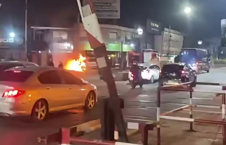 El incendio ocurrió a metros de la barrera.