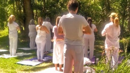 Para los interesados en capacitarse como profesores de yoga o meditación.