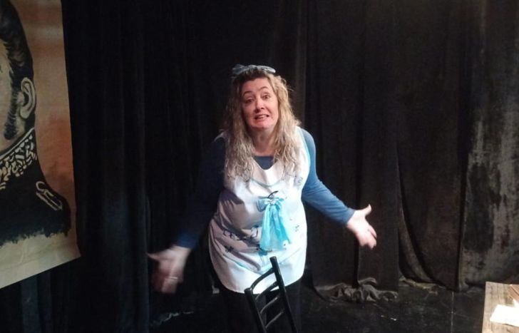 Daniella se sube al escenario para poner toda su experiencia como docente en un unipersonal lleno de humor y reflexión.