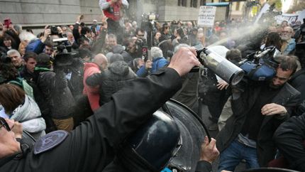 La Policía Federal avanzó con gases y palos contra los manifestantes en el Congreso.