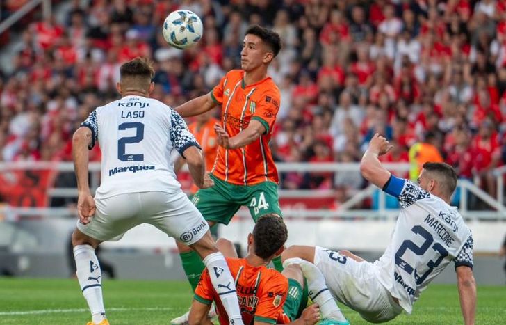 Cañete busca dominar la pelota.