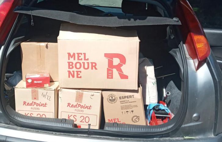 Las cajas llenas de mercadería para el bar del Hospital Esteves.