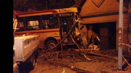 El colectivo transportaba a unos 20 pasajeros.