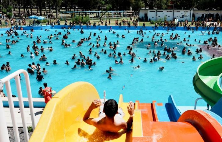 El predio tiene piletas y un parque acuático.