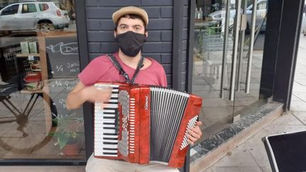 José agradeció a los que frenan para disfrutar de su arte. José agradeció a los que frenan para disfrutar de su arte.