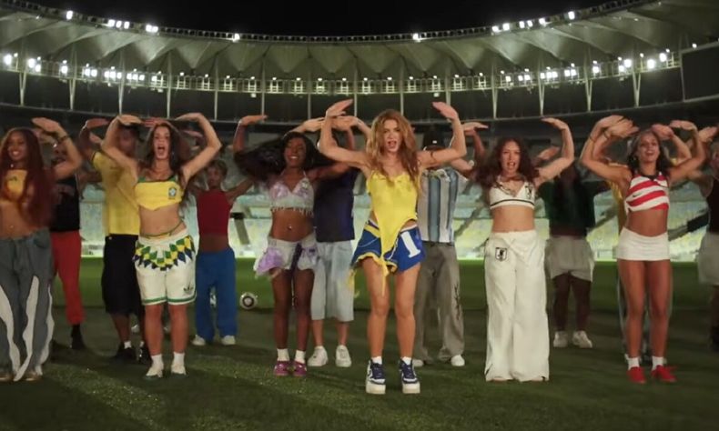 Shakira presentó su canción. 