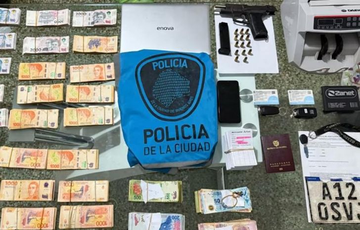 Dinero y armas incautados a la banda.