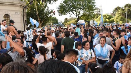 Vecinos celebrando en la esquina de Hipólito Yrigoyen y Sáenz.
