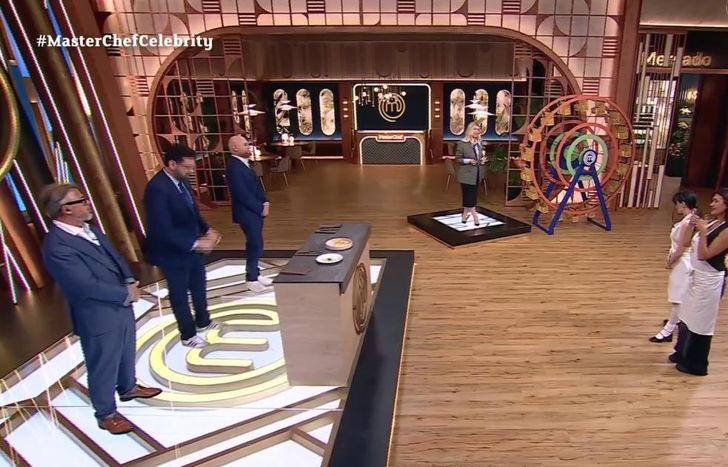 El jurado y Momi Giardina y La Joaqui.