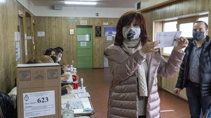 Cristina emitió su voto en la Escuela N°19, en Rio Gallegos.