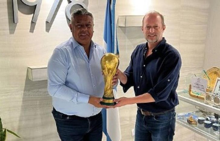Martín Insaurralde, junto a Claudio Chiqui Tapia y la Copa del Mundo obtenida en Qatar.