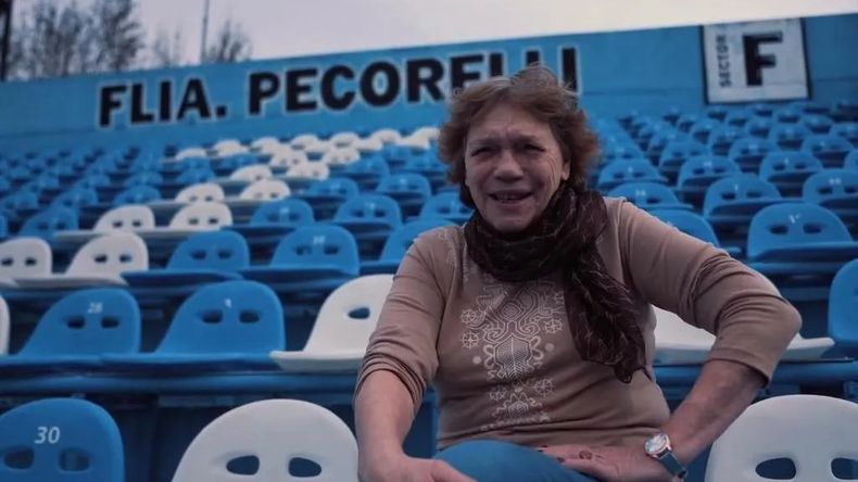 Edit Peccorelli, una de las hinchas que hipotecó su casa. Una tribuna lleva su nombre. 