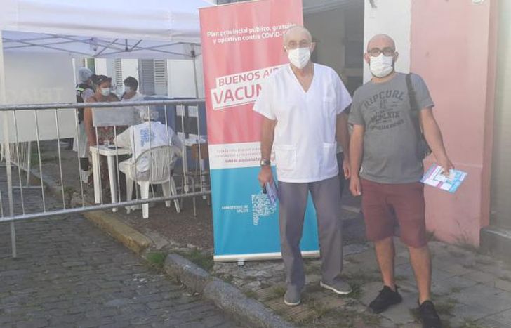 Jorge y Diego, los primeros vacunados en las escuelas de Lomas.