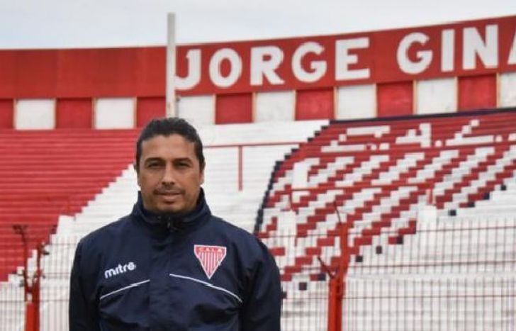 Sebastián Salomón, el actual DT. Jorge Ginarte, el del 2000.